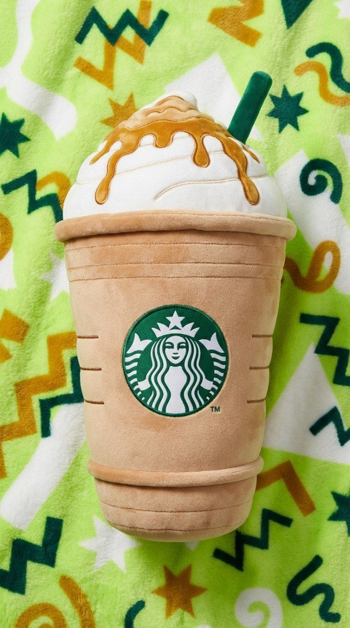Плюшевый стакан Starbucks на зелёном фоне со звёздами